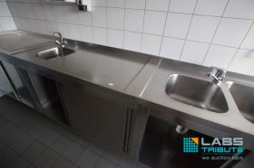 Zeile aus Edelstahl mit Spülbecken